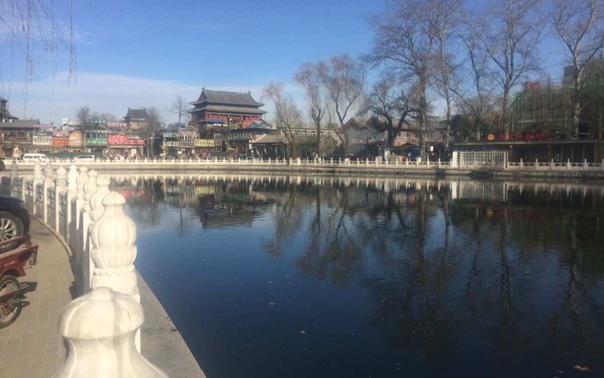 什刹海湖面与岸边垂柳