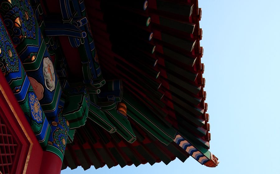 故宫红墙与琉璃屋檐角